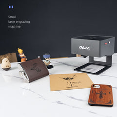 Máquina de grabado láser CNC DAJA DJ6 Mini para bricolaje, enchufe europeo para DJ6 Mini, enchufe estadounidense para DJ6 Mini, enchufe británico para DJ6 Mini