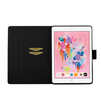Horizontale Klapphülle aus Leder mit farbigem Zeichenmuster, Halterung, Kartensteckplatz und Schlaf-/Weckfunktion, für iPad 9.7 (2018) und (2017)
