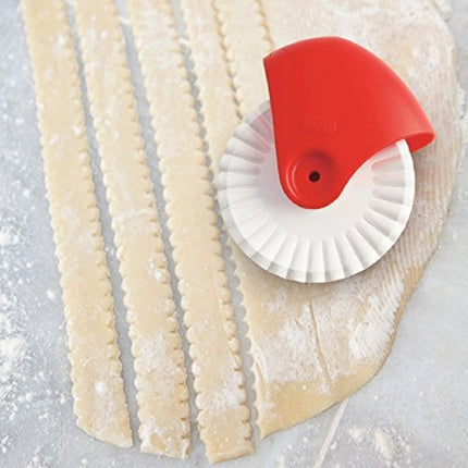 Baking Tools Pasta Cutting Wheel Hemming Wheel Manual Noodle Cutter Roller Knife Creative Kitchen Gadgets