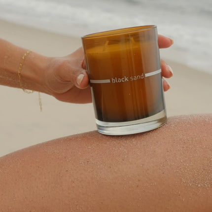 FINN & CO. Black Sand Candle – 9.5 oz Soy Wax, Amber Jar, Beach-Inspired Scent